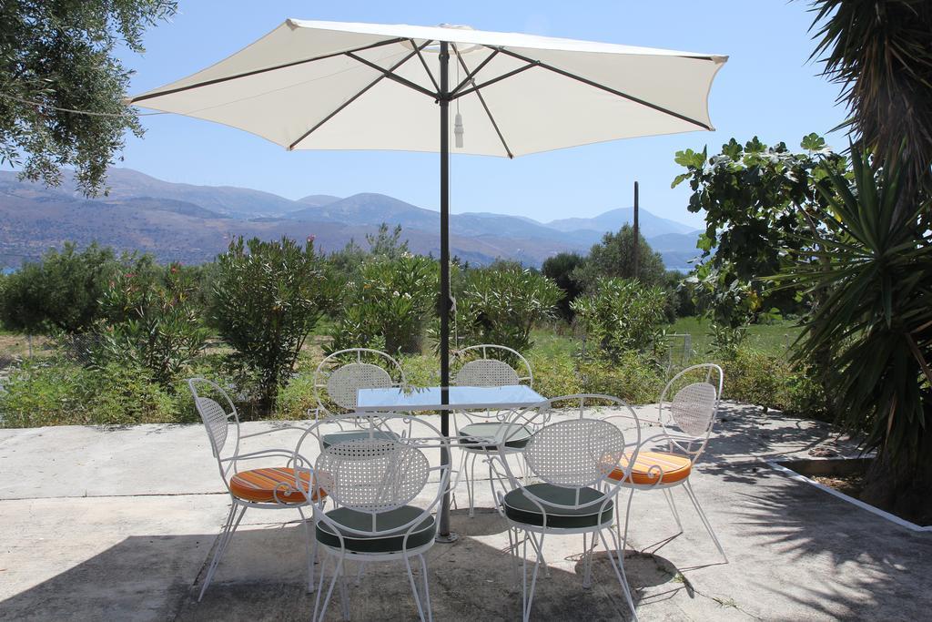 Circe Pansion Apartment Lixouri Bagian luar foto