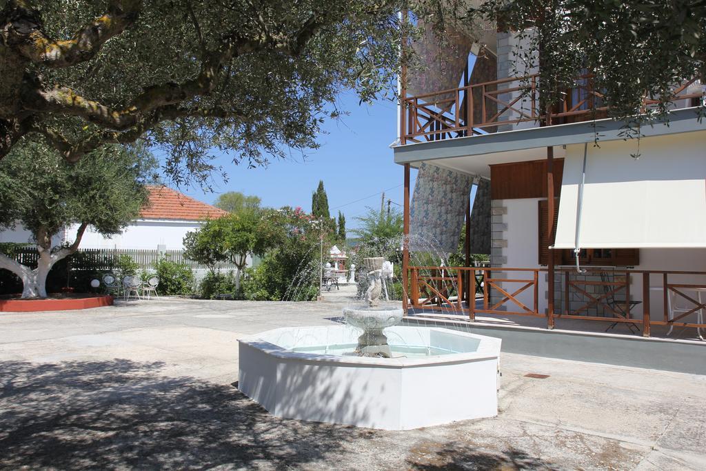 Circe Pansion Apartment Lixouri Bagian luar foto