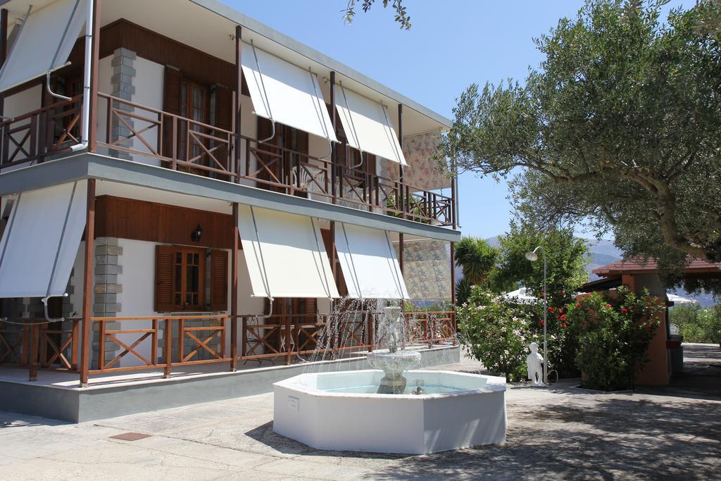 Circe Pansion Apartment Lixouri Bagian luar foto