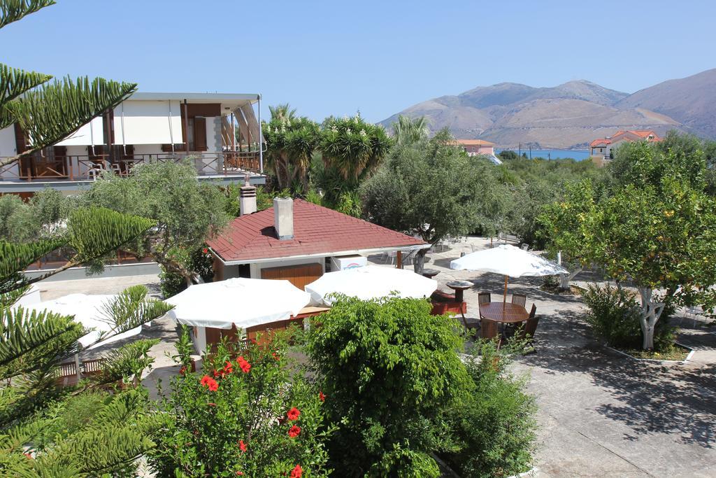 Circe Pansion Apartment Lixouri Bagian luar foto