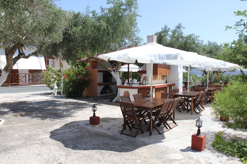 Circe Pansion Apartment Lixouri Bagian luar foto