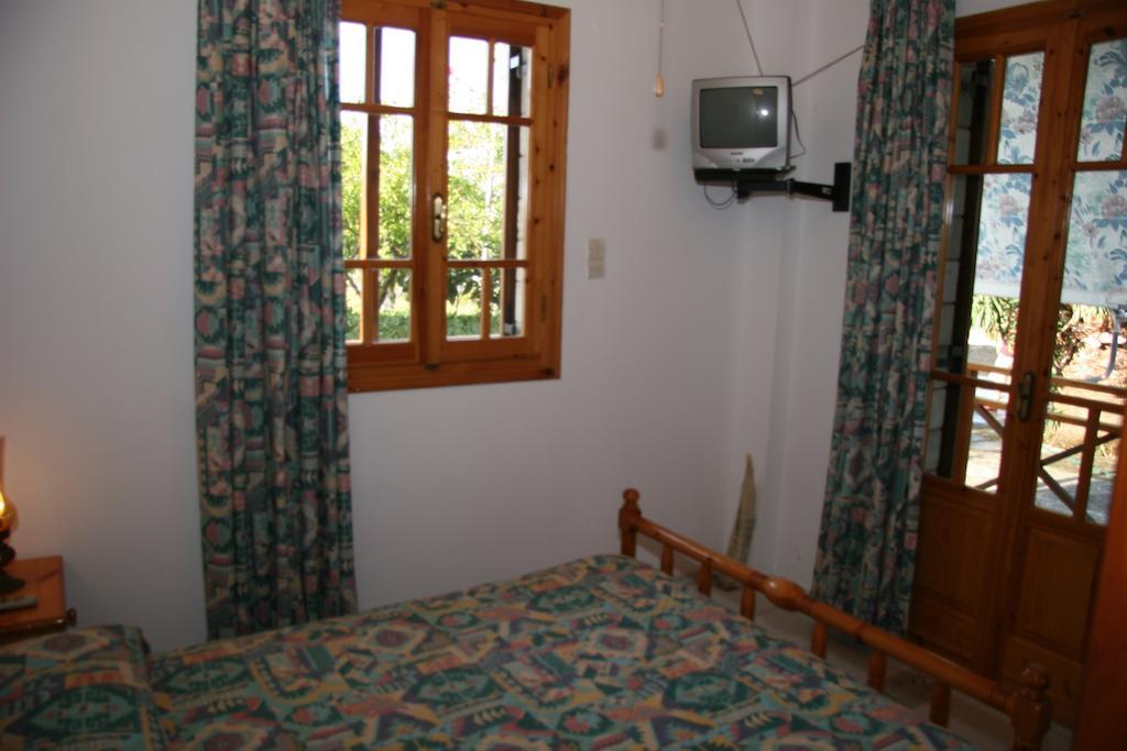 Circe Pansion Apartment Lixouri Bagian luar foto