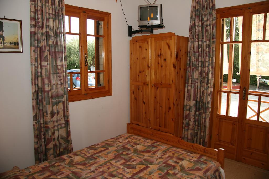Circe Pansion Apartment Lixouri Bagian luar foto