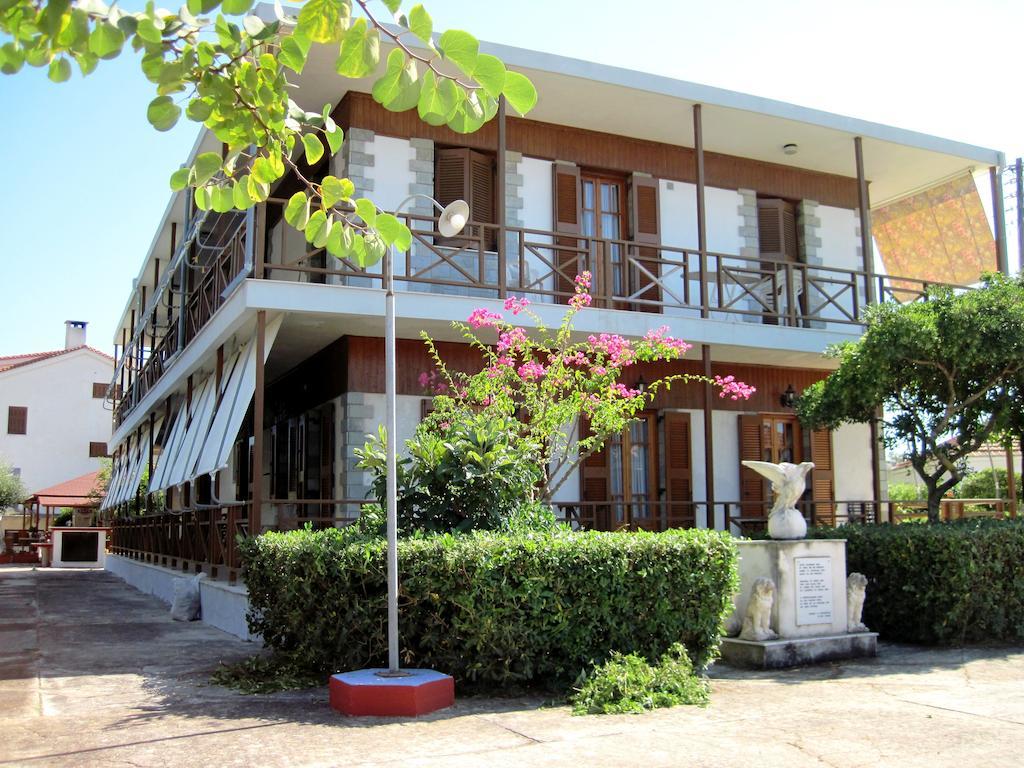 Circe Pansion Apartment Lixouri Bagian luar foto