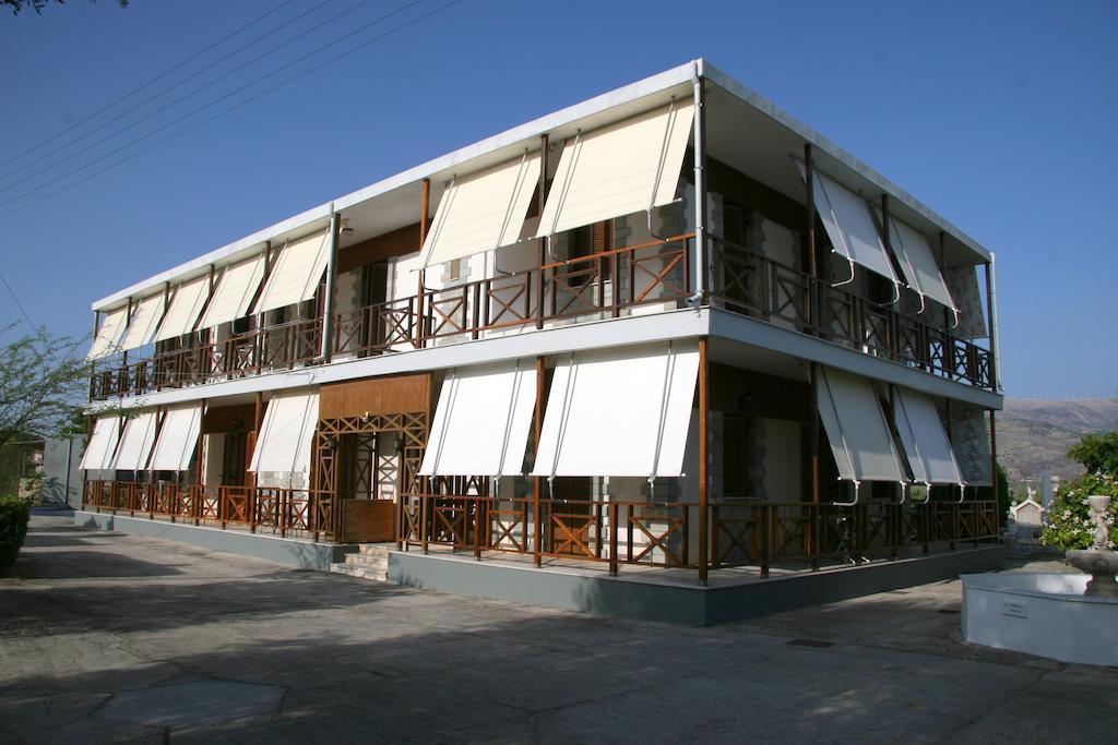 Circe Pansion Apartment Lixouri Bagian luar foto