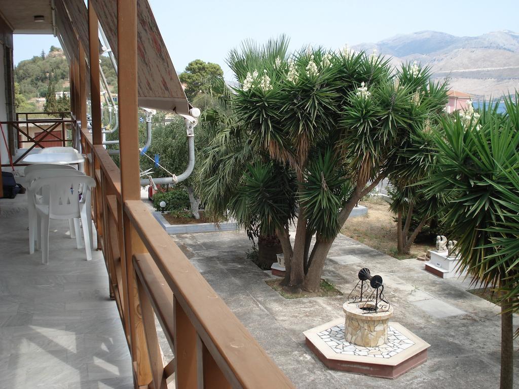 Circe Pansion Apartment Lixouri Bagian luar foto