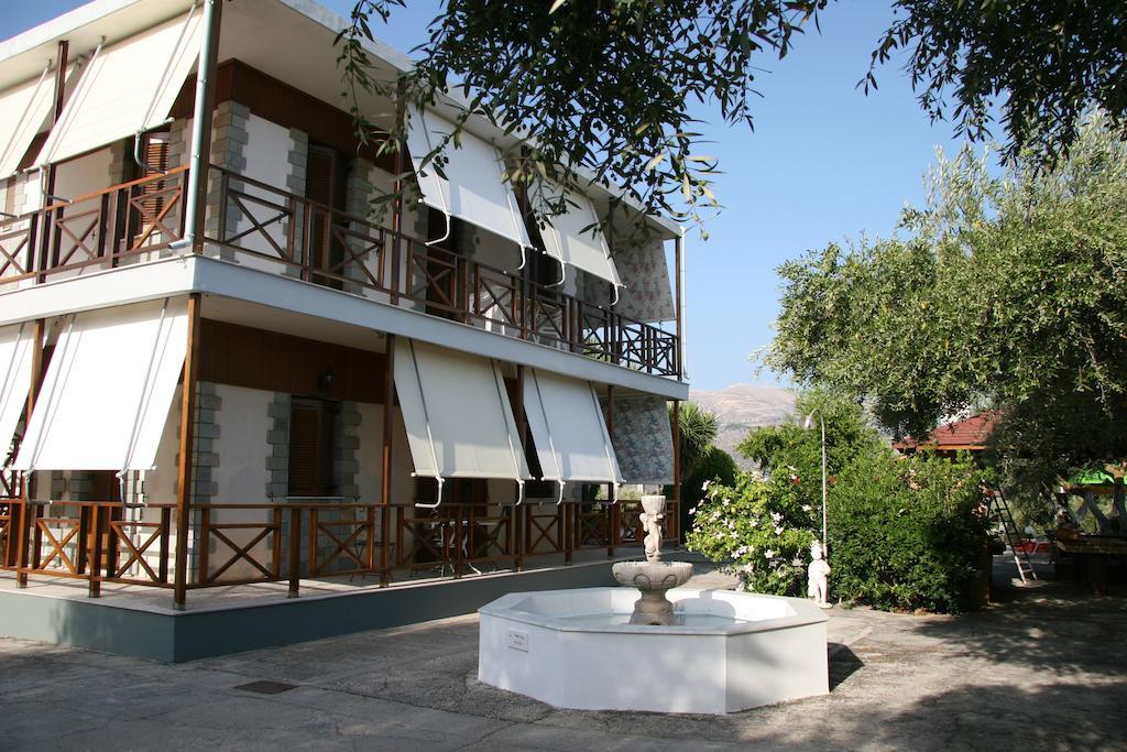 Circe Pansion Apartment Lixouri Bagian luar foto